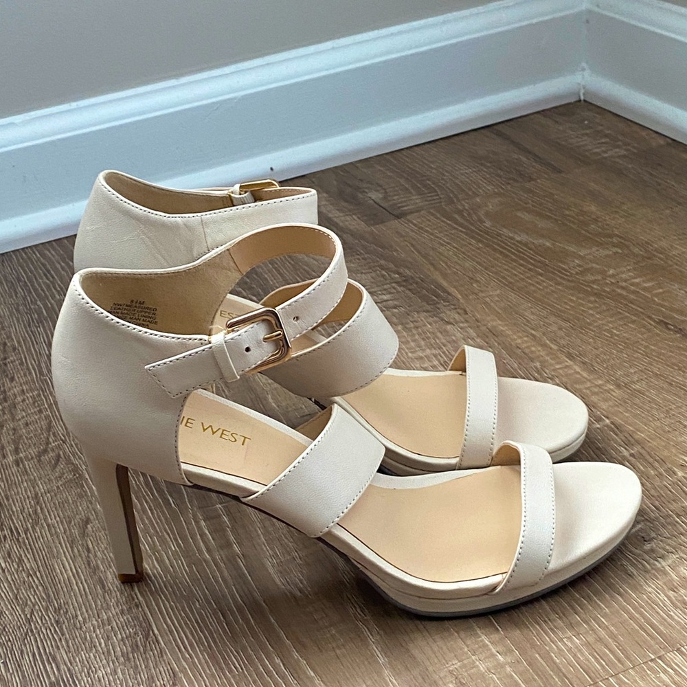 Nine West cream leather side buckle heeled sandals.